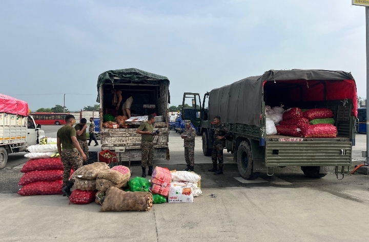  जौलीग्रांट ग्रांट से धराली पहुंचायी जा रही हैवी मशीनरी राहत सामग्री और जरूरी संशाधन