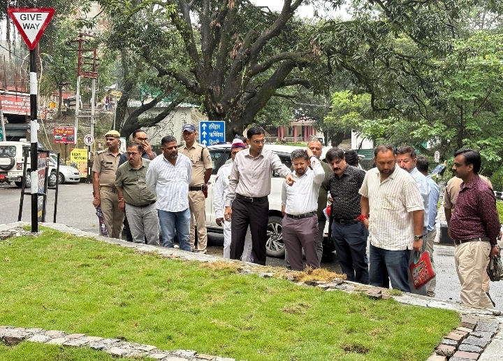  जिलाधिकारी सविन बंसल ने आज प्रातः कुठाल गेट, साईं मंदिर, दिलाराम चौक एवं घंटाघर में चल रहे निर्माण कार्यों का स्थलीय निरीक्षण कर विभिन्न स्थानों गतिमान निर्माण कार्यों का जायजा लिया