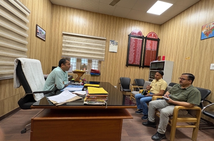  अपर जिलाधिकारी(प्र0)/नोडल अधिकारी (शि0) जिला पंचायत जय भारत सिंह ने मंगलवार को जिला पंचायत अध्यक्ष, उपाध्यक्ष एवं क्षेत्र पंचायत प्रमुखों के निर्वाचन को सकुशल संपन्न कराने हेतु गठित शिकायत प्रकोष्ठ के कार्यो की समीक्षा बैठक ली