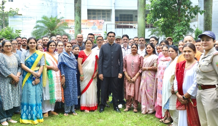  डीएम ने जनपद वासियों को दी स्वतंत्रता दिवस की शुभकामनाए