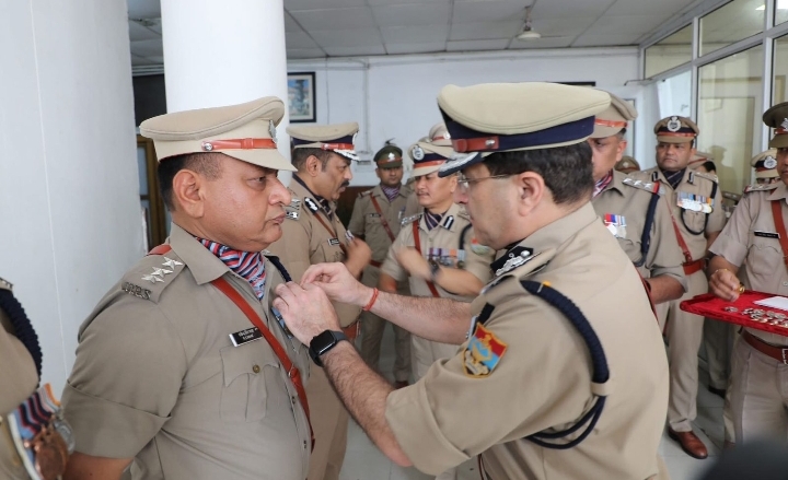  CO, विजिलेंन्स देहरादून राजेंद्र सिंह रावत को उत्कृष्ट सेवाओं के योगदान हेतु DGP उत्तराखंड श्री दीपम सेठ ने गोल्ड मेडल देकर किया सम्मानित