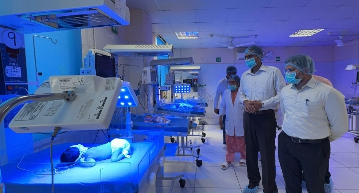  एसएनसीयू व आधुनिक टीकाकरण केन्द्र का डीएम ने किया निरीक्षण; जांची व्यवस्थाएं