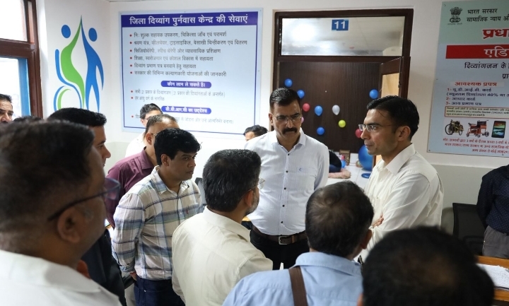  जिलाधिकारी सविन बसंल ने आज गांधी शताब्दी चिकित्सालय में स्थापित किए जा रहे राज्य के पहले आधुनिक जिला दिव्यांग पुनर्वास केन्द्र का स्थलीय निरीक्षण किया