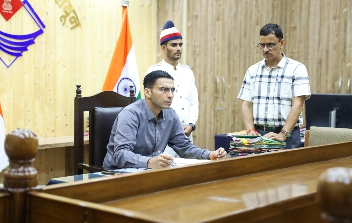  महज उम्रदराज होना ही लाचार बहु-बच्चों को बेघर करने का लाईसेंस नही : डीएम