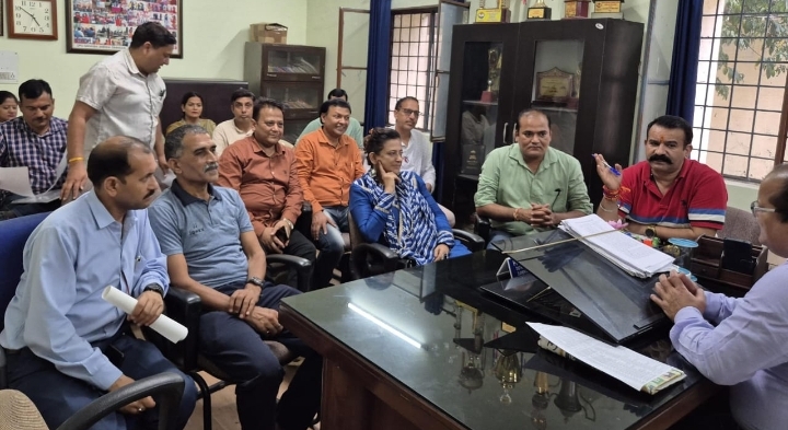  उत्तराखंड राज्य प्राथमिक शिक्षक संघठन, देहरादून के जिलाध्यक्ष धर्मेन्द्र सिंह रावत के नेतृत्व में प्राथमिक शिक्षकों ने किया संयुक्त वरिष्ठता सूची का विरोध कर कहा कि एक सप्ताह में समस्त प्रकार की पदोन्नति सूची जारी करने की मांग की