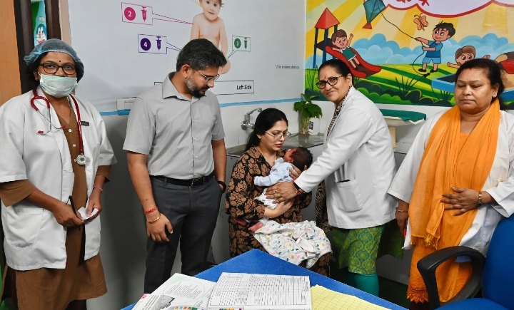  मुख्य विकास अधिकारी, अभिनव शाह ने जिला चिकित्सालय में बनाए गए राज्य के पहले सरकारी आधुनिक टीकाकरण केंद्र में अपने डेढ़ माह बेटे का टीकाकरण कराया है