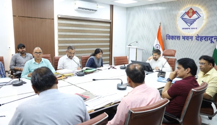  मुख्य विकास अधिकारी अभिनव शाह की अध्यक्षता में विकास भवन सभागार में जिला जल जीवन मिशन की समीक्षा बैठक आयोजित की