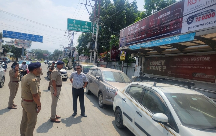  जिलाधिकारी सविन बंसल के निर्देश पर शहर में जिला प्रशासन की टीम द्वारा सड़क पर अतिक्रमण हटाने की कार्रवाई की गई