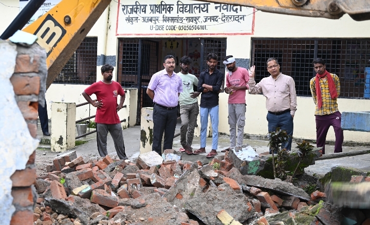  जिलाप्रशासन देहरादून ने सरकारी भूमि पर अतिक्रमण कर किए गए निर्माण को हटा दिया गया