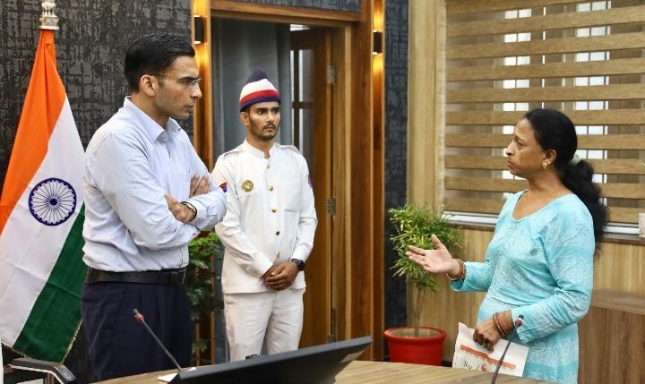  जब स्वयं व्यथित माता ही लगा रही गुहार, तो क्या जटिलता और क्या नियमों की रार, जरूरी थी दुष्कर प्रक्रिया का परिहार : डीएम