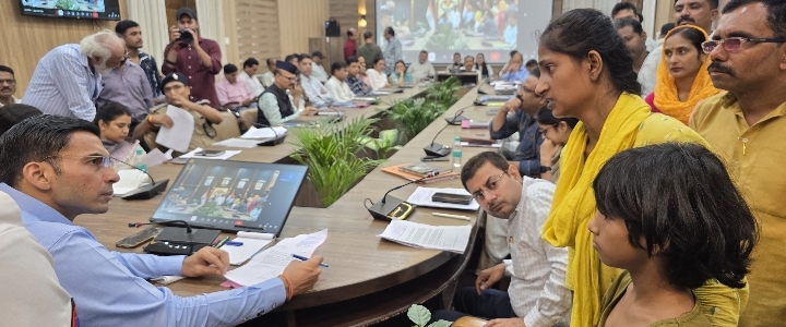  जिलाधिकारी सविन बसंल की अध्यक्षता में ऋषिपर्णा सभागार कलेक्टेªट में प्रत्येक सोमवार की भांति इस सोमवार भी भांति भी जनता दर्शन कार्यक्रम का आयोजन किया