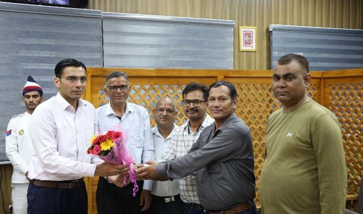  उत्तराखंड पत्रकार यूनियन के एक प्रतिनिधिमंडल ने जिलाधिकारी सविन बंसल से भेंट कर पत्रकारों को राजधानी के राजकीय चिकित्सालयों में बेहतर चिकित्सा उपचार दिलाए जाने का अनुरोध किया