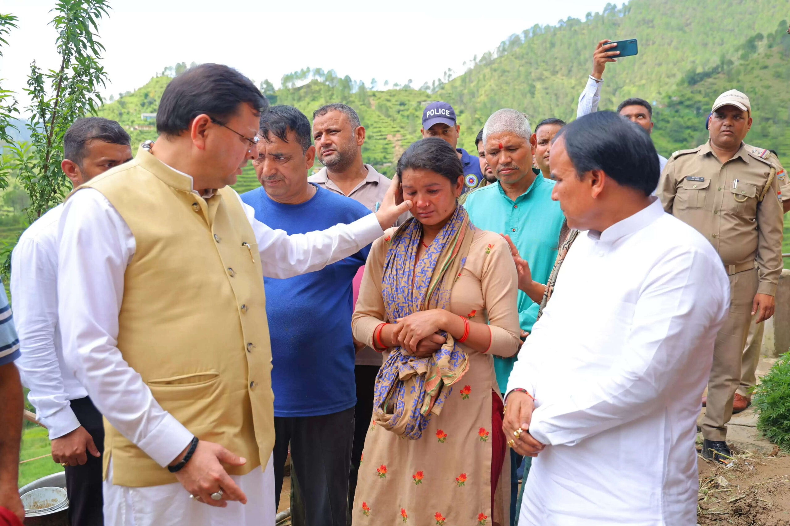  मुख्यमंत्री ने पौड़ी के आपदा प्रभावित क्षेत्रों का किया दौरा, हर संभव मदद का दिया भरोसा
