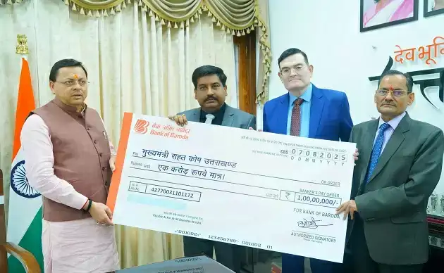  बैंक आफ बडाैदा ने आपदा राहत के लिए मुख्यमंत्री को साैंपा एक कराेड़ का चेक