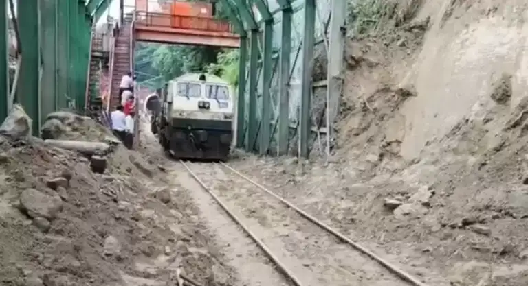  21 घंटे बाद बाधित ट्रैक पर रेल यातायात शुरू
