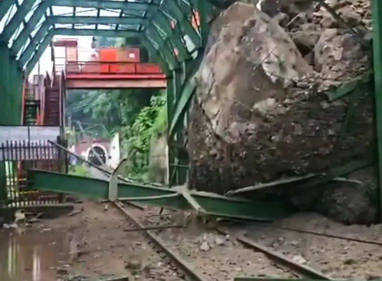  मनसा देवी पर्वत से रेलवे ट्रैक पर गिरा पहाड़ का मलबा, यातायात बाधित