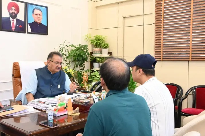  बंद सड़कों को खोलने के लिए युद्ध स्तर पर करें कार्य : मंत्री गणेश जोशी