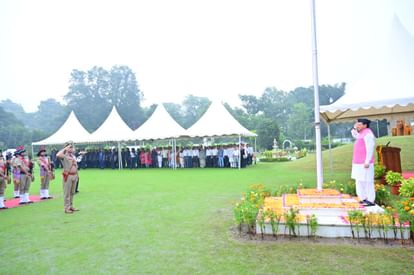  मुख्यमंत्री ने सीएम आवास में ध्वजारोहण कर राष्ट्रीय एकता की दिलाई शपथ