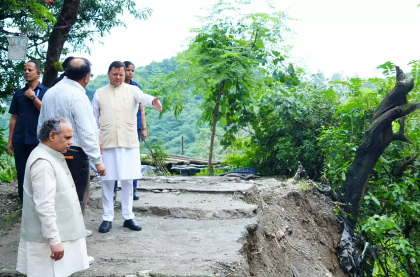  मुख्यमंत्री ने मसूरी रोड व किमाड़ी में आपदाग्रस्त इलाकों का किया निरीक्षण