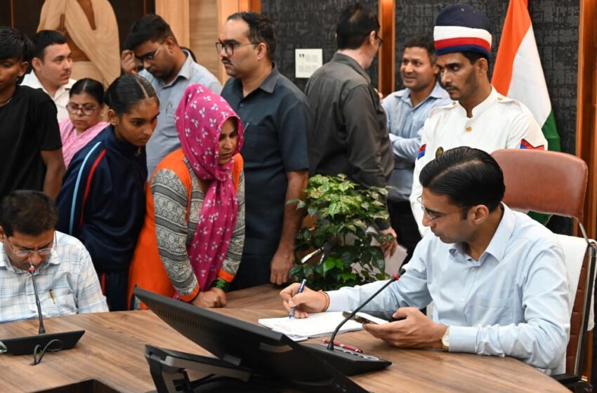  जिलाधिकारी सविन बसंल ने सोमवार को ऋषिपर्णा सभागार में जनता दर्शन कार्यक्रम में जन समस्याएं सुनी