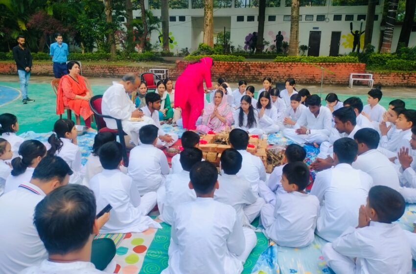  द पेस्टल वीड स्कूल में पूर्णिमा के पावन अवसर पर हवन