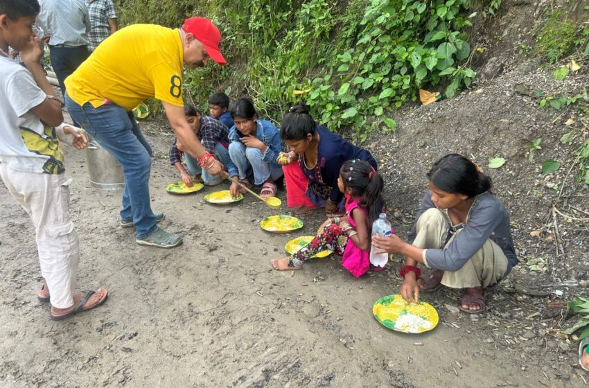  हंस कल्चरल फाउंडेशन के सहयोग से प्राथमिक शिक्षक संघ देहरादून के जिलाध्यक्ष धर्मेन्द्र सिंह रावत के ने नेतृत्व में जरुरतमंदो को दिन का भोजन वितरित किया
