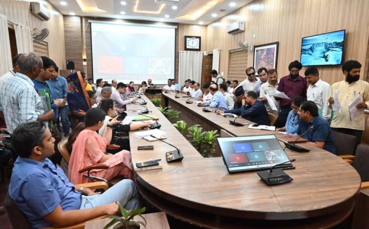  जिलाधिकारी सविन बंसल के निर्देशों के क्रम में सोमवार को ऋषिपर्णा सभागार में जनता दर्शन कार्यक्रम में जन समस्याएं सुनी गई