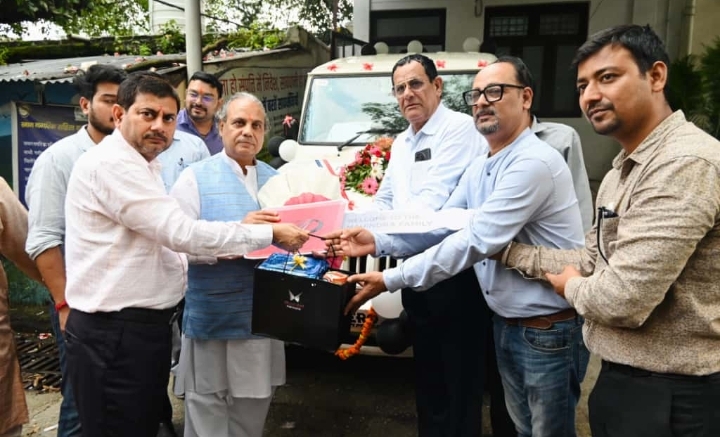  राज्य आपदा प्रबंधन प्राधिकरण (सलाहकार समिति) के उपाध्यक्ष विनय रूहेला ने जिला आपदा प्रबंधन कार्यालय देहरादून में दुगर्म परिस्थितियों में आपदा राहत बचाव के लिए क्रय किए गए नए बोलेरो महिंद्रा कैंपर 4.4 का उद्घाटन किया
