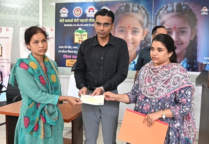  डीएम की लाभार्थियों से अपील, आर्थिक सहायता का उपभोग नहीं, इन्वेस्ट कर जीवन बनाए खुशहाल