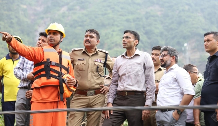  मा0 मुख्यमंत्री के निर्देश, आपदा प्रभावित क्षेत्रों में ग्राउंड जीरो पर पहुंचे डीएम सविन बंसल