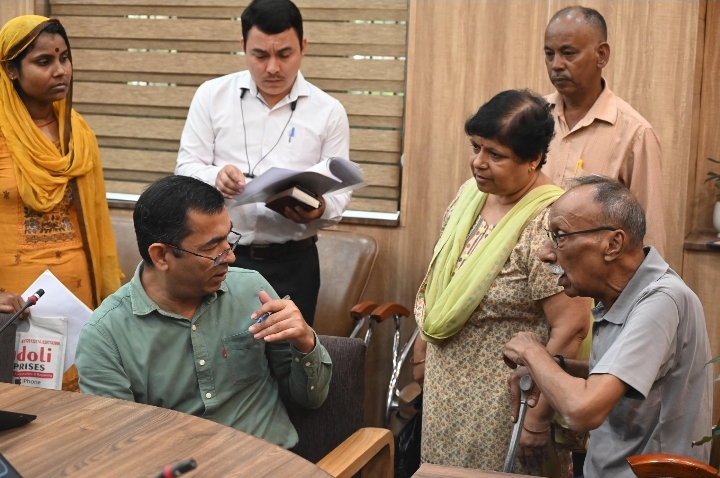  जन समस्याओं को गंभीरता से ले विभाग, प्राथमिकता पर करें समाधान : डीएम