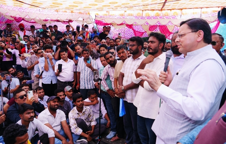  युवाओं के बीच पहुंचे सीएम धामी, परीक्षा प्रकरण में सीबीआई जांच की संस्तुति