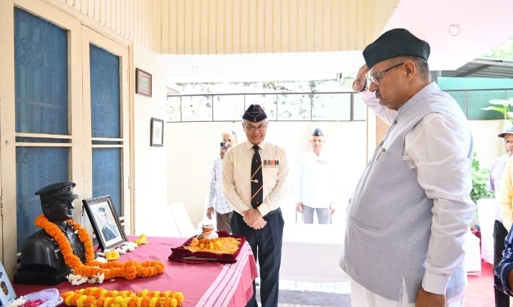  शहीद सम्मान यात्रा 2.0 के तहत शहीद लेफ्टिनेंट प्रतीक आचार्य के आंगन की मिट्टी का संग्रहण करते सैनिक कल्याण मंत्री गणेश जोशी