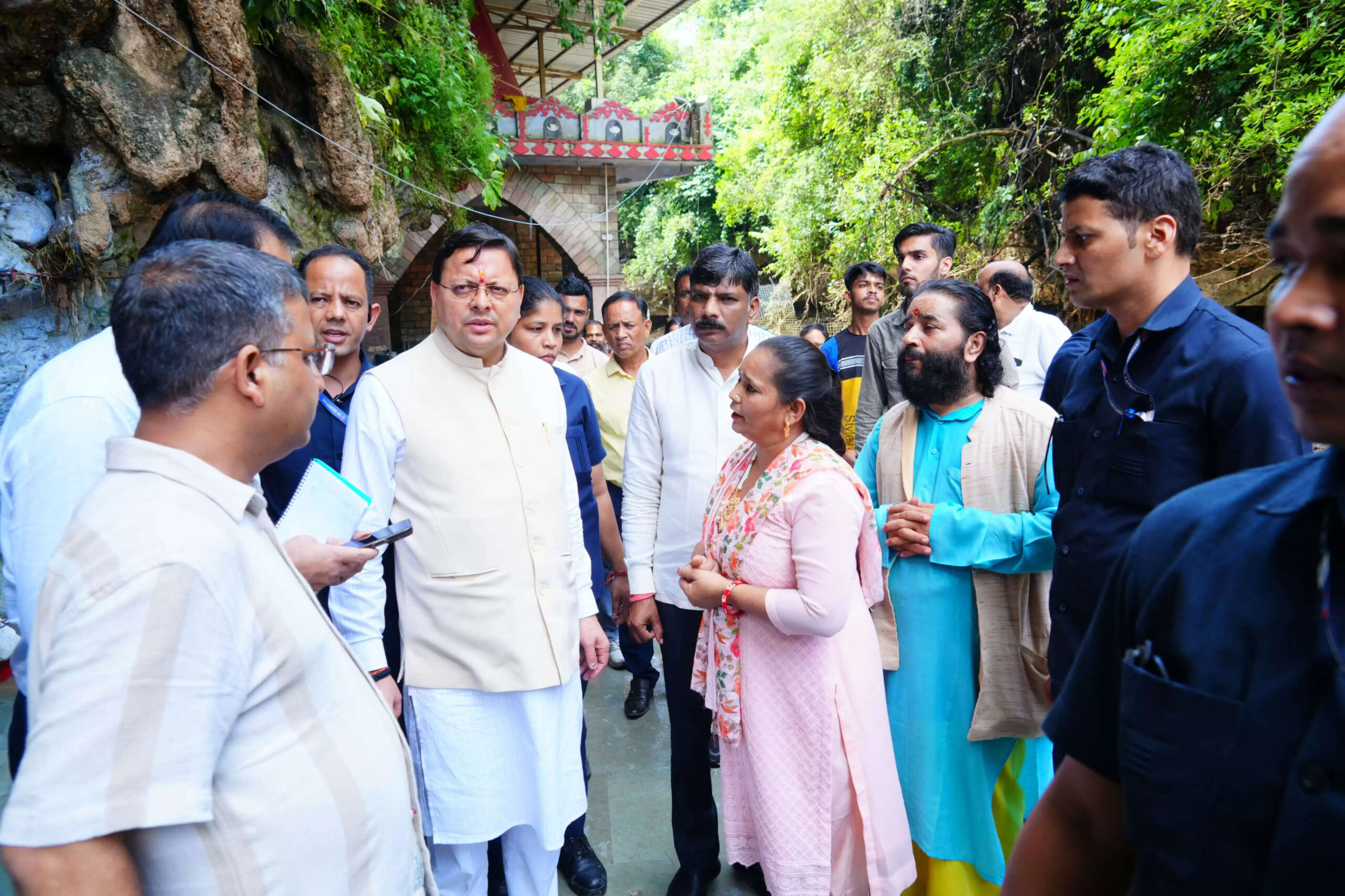  मुख्यमंत्री ने आपदा प्रभावित टपकेश्वर मंदिर का किया निरीक्षण