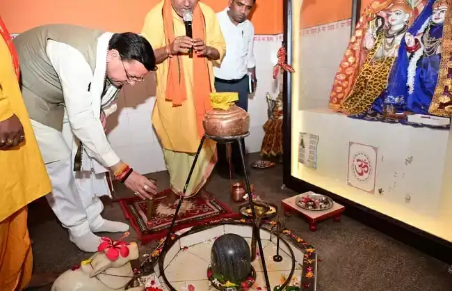 मुख्यमंत्री ने पशुपतिनाथ मंदिर में पूजा कर चढ़ाई घंटी