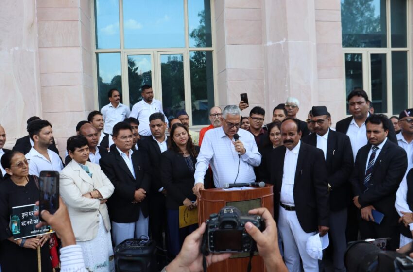  आज माननीय न्यायमूर्ति श्री मनोज कुमार तिवारी की गरिमामयी उपस्थिति में जिला विधिक सेवा प्राधिकरण देहरादून एवं बार एसोसिएशन के संयुक्त तत्वावधान में नशे के विरुद्ध एक भव्य रैली का आयोजन किया गया