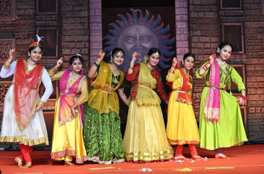  विरासत महोत्सव के चौथे दिन की सुबह विरासत साधना के साथ शास्त्रीय संगीत में निपुण भिन्न-भिन्न स्कूलों की कई छात्राओं के कत्थक, ओडिसी एवं भरतनाट्यम नृत्य के साथ प्रारंभ हुई
