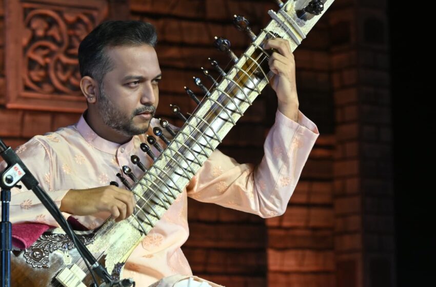  विरासत महोत्सव के चौथे दिन की सुबह विरासत साधना के साथ शास्त्रीय संगीत में निपुण भिन्न-भिन्न स्कूलों की कई छात्राओं के कत्थक, ओडिसी एवं भरतनाट्यम नृत्य के साथ प्रारंभ हुई