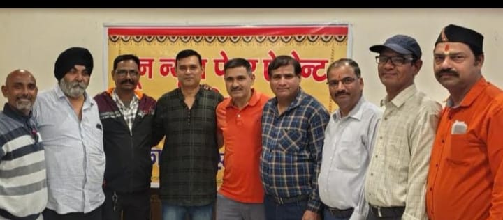  दून न्यूज पेपर एजेंट एसोसिएशन पल्टन बाजार ने समाचार पत्र विक्रेताओं को बांटे उपहार