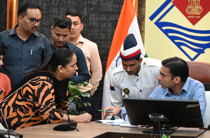 जिलाधिकारी सविन बसंल ने सोमवार को ऋषिपर्णा सभागार में जनता दर्शन कार्यक्रम में जन समस्याएं सुनी