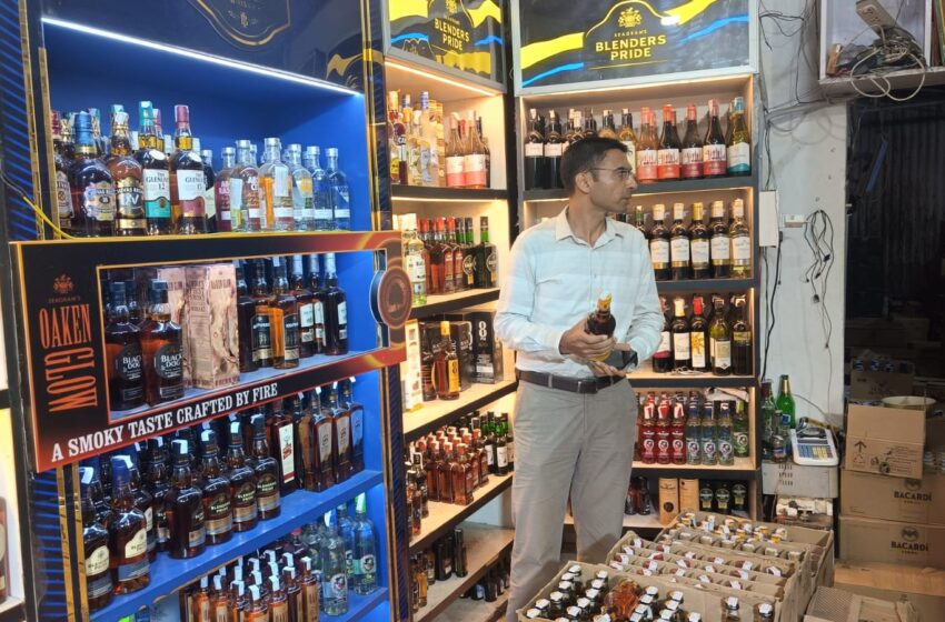 जिलाधिकारी सविन बंसल ने राजपुर रोड स्थित सर्किल बार में आग लगने की घटना को गंभीरता से लिया और बार का लाइसेंस 15 दिन के लिए निलंबित कर दिया