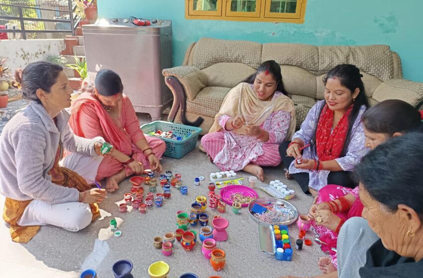 समूह की महिलाओं के हाथों बनी मोमबत्तियों से रोशन होगी दिवाली