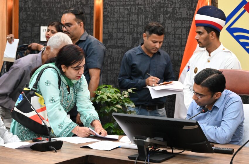  जिलाधिकारी ने मुख्य शिक्षा अधिकारी को तत्काल कार्यवाही करते हुए वस्तुस्थिति से अवगत कराने के निर्देश दिए