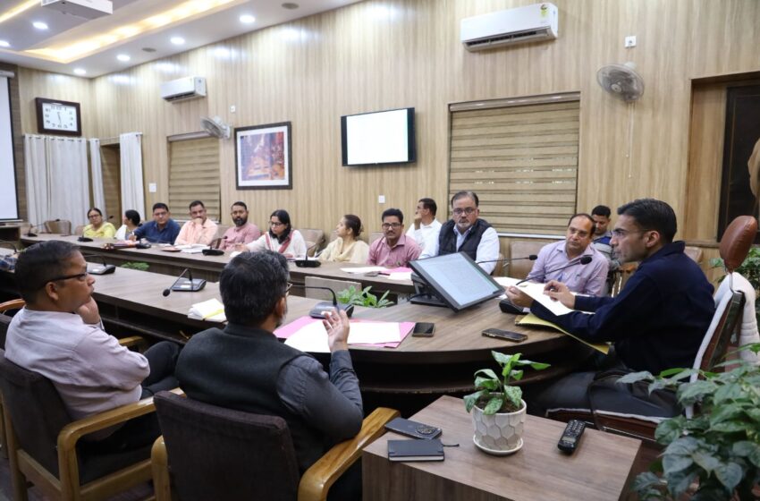  डीएम ने अचानक बुलाई जिला चिकित्सालय की प्रगति की समीक्षा बैठक