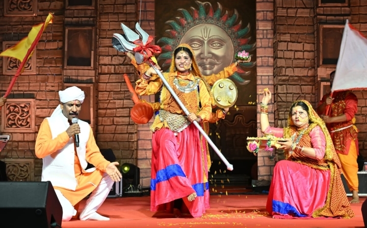 विरासत महोत्सव की संध्या में आज कुमाऊनी गीतों की झड़ी लगी, जिसकी शुरुआत जय नंदा सुनंदा….. के साथ भव्य एवं आकर्षक रूप में हुई