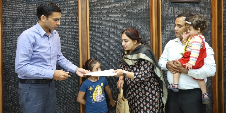  जिलाधिकारी कार्यालय कलेक्ट्रेट में शिक्षिका ने अपनी नन्ही बेटियों संग पहुंचकर जिलाधिकारी सविन बंसल का धन्यवाद किया