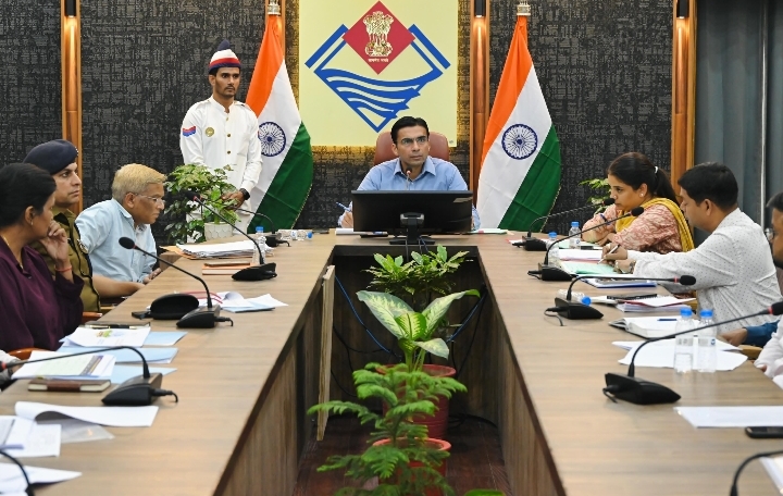  जिलाधिकारी सविन बसंल की अध्यक्षता में जनपद स्तरीय समन्वय समिति की विभिन्न मार्गों पर रोड़ कटिंग की अनुमति तथा मोबाईल टावर लगाए जाने के सम्बन्ध में बैठक आयोजित की