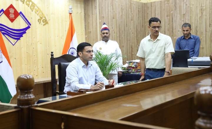  कानून से खिलवाड़ जिले में मंजूर नहीं : डीएम