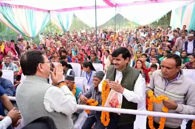 मुख्यमंत्री के स्वागत में पारंपरिक वेशभूषा में महिलाओं ने बरसाए पुष्प