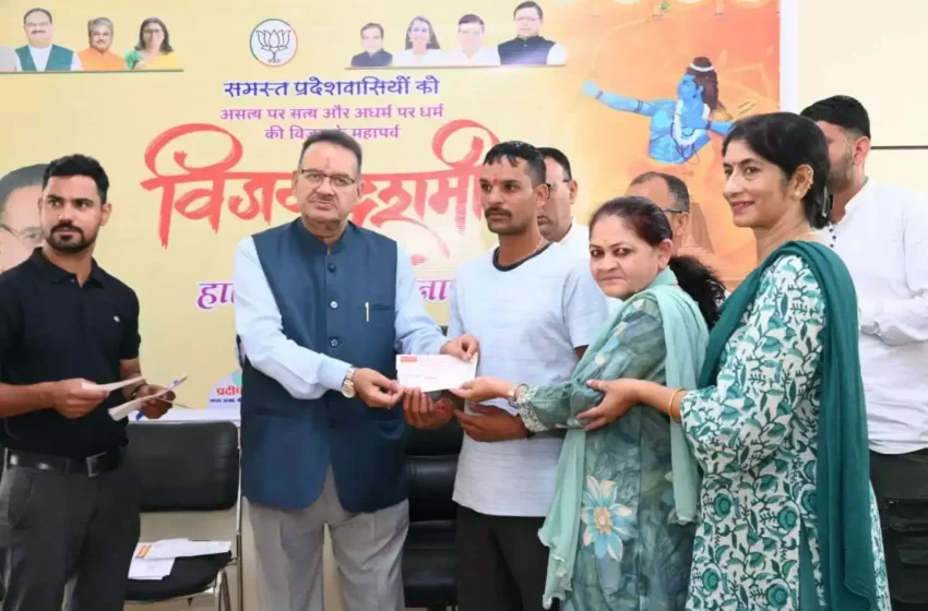  मंत्री गणेश जोशी ने आपदा प्रभावित 14 परिवारों को राहत राशि के चेक सौंपे